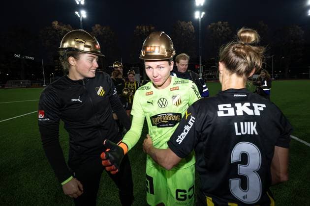 251108 Häckens goalkeeper Jennifer Falk cheers after the football match in Damallsvenskan between Djurgarden and Häcken on November 8, 2025 in Stockholm  Copyright: JESPERxZERMAN BB251108JZ065