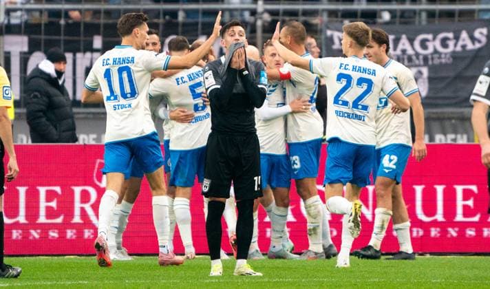 8 11 2025, Soccer, GER, Men, 3 League, DFL, Matchday 14, Season 2025 26, SSV Ulm 1846 FC Hansa Rostock Jonathan Meier SSV Ulm 1846, in front is disappointed, behind him the players of FC Hansa Rostock cheer the goal to 5 0 Ulm Donaustadion Baden Würrttemberg Germany