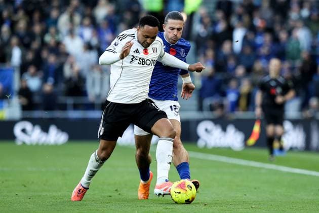 Premier League Everton v Fulham Jack Grealish of Everton tackles Kenny Tete of Fulham during the Premier League match Everton vs Fulham at Hill Dickinson Stadium, Liverpool, United Kingdom, 8th November 2025 (Photo by Jorge Horsted News Images) Liverpool Hill Dickinson Stadium Merseyside United Kingdom Copyright: xJorgexHorsted NewsxImagesx