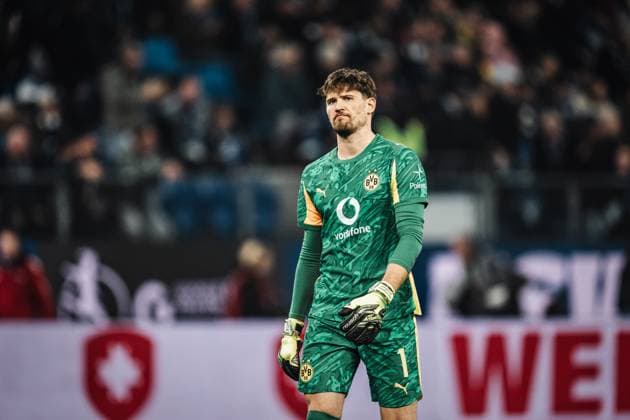 Soccer Men Season 2025 2026 1 Soccer Bundesliga 10 Matchday Hamburger SV vs Borussia Dortmund 08 11 2025 Gregor Kobel 1, Borussia Dortmund unhappy with first half Hamburg Volksparkstadion Hamburg Germany