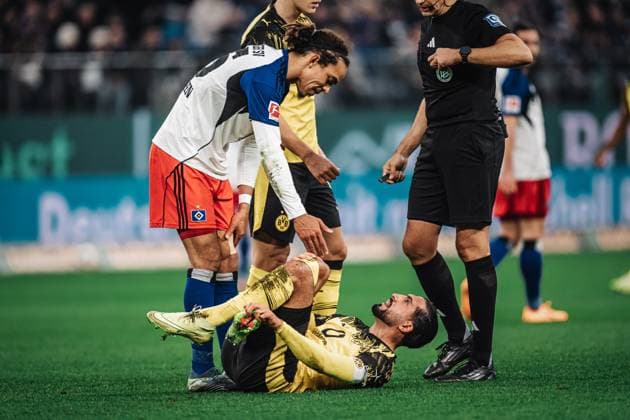Soccer Men Season 2025 2026 1 Soccer Bundesliga 10 Matchday Hamburger SV vs Borussia Dortmund 08 11 2025 top Yussuf Poulsen 15, HSV offers bottom Emre Can 23, Borussia Dortmund his help after a foul Hamburg Volksparkstadion Hamburg Germany