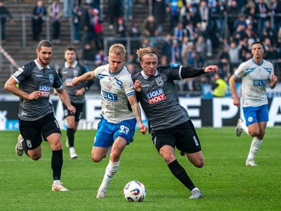 Ben Westermeier SSV Ulm 1846, 08 in duel with Viktor Bergh FC Hansa Rostock, 33 , GER, SSV Ulm 1846 vs FC Hansa Rostock, Football, 3 Liga, Season 2025 2026, 08 11 2025, DFB DFL regulations prohibit any use of photographs as image sequences and or quasi video GER, SSV Ulm 1846 vs FC Hansa Rostock, Football, 3 Liga, Season 2025 2026, 08 11 2025 Ulm Copyright: xMichaelxSchmidt Eibner-Pressefotx EP_MST