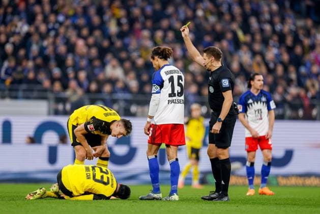 Hamburg, November 8, 2025 Soccer, 1 Bundesliga 2025 26, Hamburger SV Borussia Dortmund Referee Tobias Reichel shows Yussuf Poulsen Hamburger SV, 15 the yellow card DFL REGULATIONS PROHIBIT ANY USE OF PHOTOGRAPHS AS IMAGE SEQUENCES AND OR QUASI VIDEO