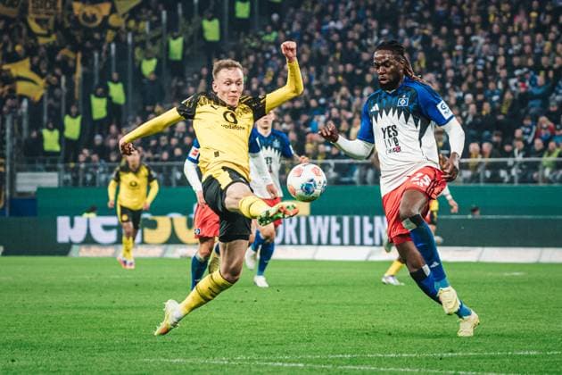 1 Bundesliga Hamburger SV vs Borussia Dortmund, 08 11 2025 Maximilian Beier Borussia Dortmund, 14 vs Jordan Torunarigha Hamburger SV, 25 Football, 1 Bundesliga, Matchday 10 Hamburger SV vs Borussia Dortmund on 08 11 2025 at Volksparkstadion, Hamburg DFL REGULATIONS PROHIBIT ANY USE OF PHOTOGRAPHS AS IMAGE SEQUENCES AND OR QUASI VIDEO Copyright: xBEAUTIFULxSPORTS Tonhäuserx
