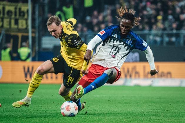 1 Bundesliga Hamburger SV vs Borussia Dortmund, 08 11 2025 Maximilian Beier Borussia Dortmund, 14 vs Jordan Torunarigha Hamburger SV, 25 Football, 1 Bundesliga, Matchday 10 Hamburger SV vs Borussia Dortmund on 08 11 2025 at Volksparkstadion, Hamburg DFL REGULATIONS PROHIBIT ANY USE OF PHOTOGRAPHS AS IMAGE SEQUENCES AND OR QUASI VIDEO Copyright: xBEAUTIFULxSPORTS Tonhäuserx