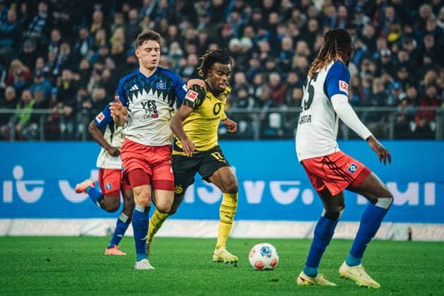 1 Bundesliga Hamburger SV vs Borussia Dortmund, 08 11 2025 Carney Chukwuemeka Borussia Dortmund, 17 vs Nicolai Remberg Hamburger SV, 21 Soccer, 1 Bundesliga, Matchday 10 Hamburger SV vs Borussia Dortmund on 08 11 2025 at Volksparkstadion, Hamburg DFL REGULATIONS PROHIBIT ANY USE OF PHOTOGRAPHS AS IMAGE SEQUENCES AND OR QUASI VIDEO Copyright: xBEAUTIFULxSPORTS Tonhäuserx