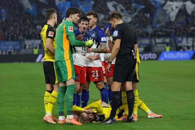 GER, xFSx ,Hamburg, HSV , 1 Bundesliga , Soccer, DFL, Hamburger SV , at Hamburger Volksparkstadion , Borussia Dortmund , 08 11 2025 , v l Daniel Svensson Borussia Dortmund ,24 lies injured on the ground,Nico Schlotterbeck Borussia Dortmund ,4 , Goalkeeper Gregor Kobel Borussia Dortmund ,1 , Giorgi Gocholeishvili Hamburger SV ,16 , Nicolai Remberg Hamburger SV ,21 ,Referee Tobias Reichel DFL regulations prohibit any use of photographs as image sequences and or quasi video Copyright: HMBxMedia FernandoxSoares
