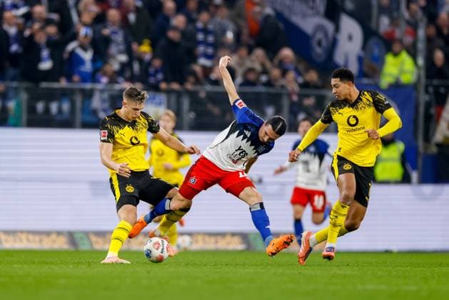 Hamburg, 8 November 2025 Football, 1 Bundesliga 2025 26, Hamburger SV Borussia Dortmund Nico Schlotterbeck Borussia Dortmund, 4 , Rayan Philippe Hamburger SV, 14 , Jobe Bellingham Borussia Dortmund, 7 DFL REGULATIONS PROHIBIT ANY USE OF PHOTOGRAPHS AS IMAGE SEQUENCES AND OR QUASI VIDEO