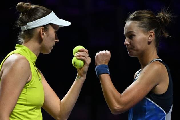 WTA, Tennis Damen Finals 2025 - Doubles Final RIYADH, SAUDI ARABIA - NOVEMBER 08: Elise Mertens (R) of Belgium interacts with her partner Veronika Kudermetova (L) against Luisa Stefani (not seen) of Brazil and Timea Babos (not seen) of Hungary during their Doubles Final match on day eight of the WTA Finals Riyadh as part of the Hologic WTA Tour 2025 at King Saud University Indoor Arena on November 08, 2025 in Riyadh, Saudi Arabia. Artur Widak Anadolu Riyadh Saudi Arabia. Editorial use only. Please get in touch for any other usage.  Copyright: x2025xAnadoluxArturxWidakx