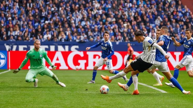 Younes Ebnoutalib of SV Elversberg shoots on goal FC Schalke 04 v SV Elversberg, 2. Bundesliga, FC Schalke 04 v SV Elversberg, Veltins-Arena, November 8, 2025, Gelsenkirchen, Germany.