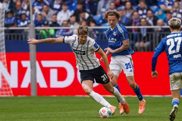 Maximilian Rohr of SV Elversberg and Mika Tom Wallentowitz of Schalke 04 battle for the ball FC Schalke 04 v SV Elversberg, 2. Bundesliga, FC Schalke 04 v SV Elversberg, Veltins-Arena, November 8, 2025, Gelsenkirchen, Germany.