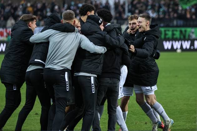 08 November 2025, Soccer, Men, Third League, 14 Matchday 3 League Season 2025 2026 FC Schweinfurt 05 TSG 1899 Hoffenheim II Schweinfurt celebrates first home win Schweinfurt Riedel Bau Arena at Sachs Stadio Bayern Unterfranken Germany
