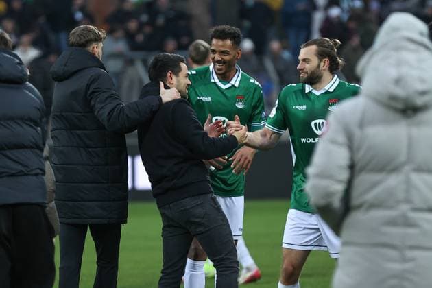 08 November 2025, Soccer, Men, Third League, 14 Matchday 3 League Season 2025 2026 FC Schweinfurt 05 TSG 1899 Hoffenheim II From left Coach Victor Kleinhenz FC Schweinfurt 05 celebrates the home win with Michael Dellinger FC Schweinfurt 05, 10 and Manuel Wintzheimer FC Schweinfurt 05, 25 Schweinfurt Riedel Bau Arena at Sachs Stadio Bayern Unterfranken Germany