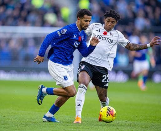 Football - FA Premier League - Everton FC v Fulham FC LIVERPOOL, ENGLAND - Saturday, November 8, 2025: Everton s Iliman Ndiaye (L) is challenged by Fulham s Kevin Santos Lopes de Macedo during the FA Premier League match between Everton FC and Fulham FC at Bramley-Moore Dock. (Photo by David Rawcliffe Propaganda) LIVERPOOL Bramley-Moore Dock MERSEYSIDE ENGLAND  Copyright: xDavidxRawcliffex P2025-11-08-Everton_Fulham-30