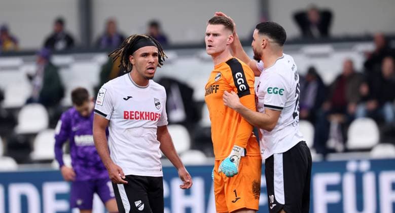 Verl, 08 11 2025, Sportclub Arena, Soccer, 3 Liga, Matchday 14, SC Verl vs FC Erzgebirge Aue 1 1 1 0 , In the picture goalkeeper Philipp Schulze 1, Verl is being hugged by his teammates after a save Joshua Eze 6, Verl , Oualid Mhamdi 20, Verl , For journalistic purposes only Only for editorial use , DFB DFL regulations prohibit any use of photographs as image sequences and or quasi video , Picture Point