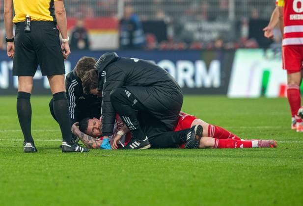 Soccer, Men, Season 2025 2026, 1 Bundesliga 10 Matchday , 1 FC Union Berlin FC Bayern Munich, Oliver Burke 1 FC Union Berlin is treated, 08 11 2025, Copyright: xSebastianxRäppold MatthiasxKochx