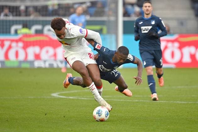 Assan QUEDRAOGO L , action,duel against Bazoumana TOURE 1899 Hoffenheim Football 1 Bundesliga Season 2025 2026, 10 Matchday, Matchday10 TSG 1899 Hoffenheim RB Leipzig on 08 11 2025 PreZero ARENA