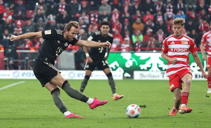 Harry Kane on the ball, Leopold Querfeld duel Match scene Action Sport Football Soccer Bundesliga Men DFL 10 Matchday Season 2025 2026 08 11 2025 1 FC Union Berlin FCU vs FC Bayern Munich FCB DFL regulations prohibit any use of photographs as image sequences and or quasi video