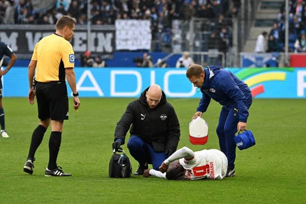 08 11 2025, xsltx, Soccer 1 Bundesliga, TSG 1899 Hoffenheim RB Leipzig v l Van Diomande RB Leipzig injured, injury, pain, pain Referee Referee Patrick Ittrich DFL DFB REGULATIONS PROHIBIT ANY USE OF PHOTOGRAPHS as IMAGE SEQUENCES and or QUASI VIDEO Sinsheim