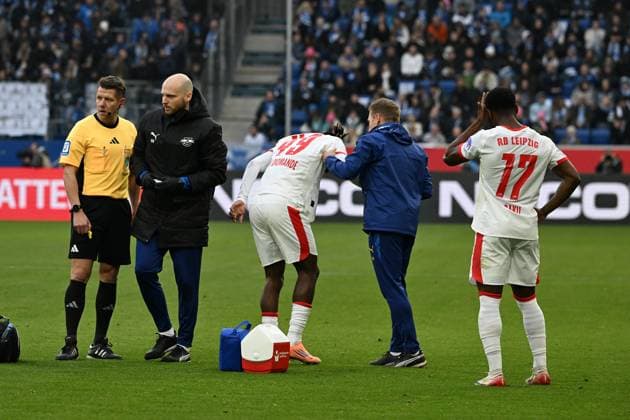 08 11 2025, xsltx, Soccer 1 Bundesliga, TSG 1899 Hoffenheim RB Leipzig v l Van Diomande RB Leipzig injured, injury, pain, pain Referee Referee Patrick Ittrich DFL DFB REGULATIONS PROHIBIT ANY USE OF PHOTOGRAPHS as IMAGE SEQUENCES and or QUASI VIDEO Sinsheim