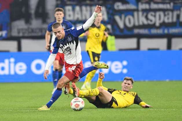 GER 1 FBL,, Hamburger SV vs Borussia Dortmund 08 11 2025, Volksparkstadion, Hamburg, GER 1 FBL, Hamburger SV vs Borussia Dortmund in the picture Miro Muheim Hamburg 28 tries to assert himself against Pascal Gross Dortmund 13 nordphotoxGmbH xWitke nph00002