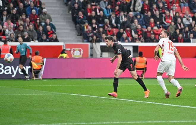 Jonas Hofmann Bayer Leverkusen scores the goal for 2 0, action, r Jonas Foehrenbach Föhrenbach 1 FC Heidenheim 1846 Soccer 1 Bundesliga,10 Matchday, Bayer 04 Leverkusen 1 FC Heidenheim, on 08 11 2025 in Leverkusen Germany DFL regulations prohibit any use of photographs as image sequences and or quasi video Â