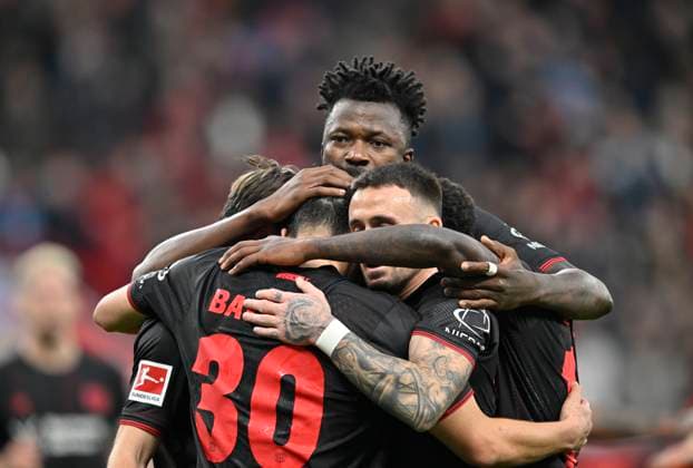 Cheering LEV around Ibrahim Maza Bayer Leverkusen after his goal to 5 0, v r Edmond Tapsoba Bayer Leverkusen , Aleix Garcia Bayer Leverkusen Maza Soccer 1 Bundesliga,10 Matchday, Bayer 04 Leverkusen 1 FC Heidenheim, on 08 11 2025 in Leverkusen Germany DFL regulations prohibit any use of photographs as image sequences and or quasi video Â