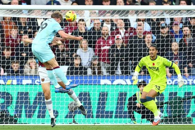 Zian Flemming of Burnley scoring a goal (0-1) West Ham United v Burnley, Premier League, Football, London Stadium, London, UK - 08 Nov 2025London London Stadium United Kingdom EDITORIAL USE ONLY No use with unauthorised audio, video, data, fixture lists, club league logos or live services. Online in-match use limited to 120 images, no video emulation. No use in betting, games or single club league player publications. Copyright: xSimonxDael Shutterstockx 15701686ah