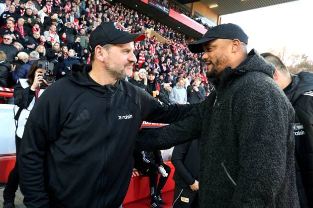 DEU, DFL, 1 FBL, 1 FC Union vs Bayern Muenchen, 08 11 2025, Stadion Alte Foersterei, Berlin, DEU, DFL, 1 FBL, 1 FC Union vs Bayern Muenchen, im Bild Cheftrainer Head Coach Steffen Baumgart 1 FC Union Berlin , Trainer Vincent Kompany FC Bayern Muenchen DFL regulations prohibit any use of Photographs as image sequences and or quasi video nordphotoxGmbHx xEngler nph00076