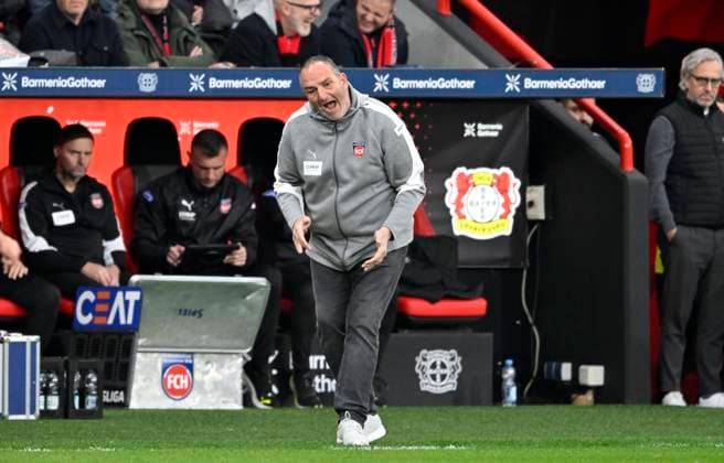 Coach Frank Schmidt 1 FC Heidenheim 1846 Soccer 1 Bundesliga,10 Matchday, Bayer 04 Leverkusen 1 FC Heidenheim, on 08 11 2025 in Leverkusen Germany DFL regulations prohibit any use of photographs as image sequences and or quasi video Â