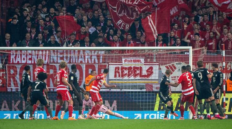 Soccer, Men, Season 2025 2026, 1 Bundesliga 10 Matchday , 1 FC Union Berlin FC Bayern Munich, Danilho Doekhi 5 1 FC Union scores the goal for 1 0 against goalkeeper Manuel Neuer Bayern Munich , 08 11 2025, Copyright: xMatthiasxKochx