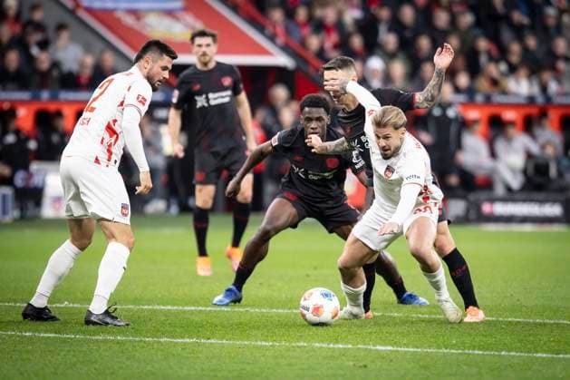 LEVERKUSEN, GERMANY - NOVEMBER 8: Niklas Dorsch (1. FC Heidenheim, 30) hits Alejandro Grimaldo (Bayer 04 Leverkusen, 20) in his face during the Bundesliga match (gameday 10) between Bayer 04 Leverkusen vs. 1. FC Heidenheim at BayArena on November 8, 2025 in Leverkusen, Germany. (Photo by Axel Kohring Beautiful Sports) DFL REGULATIONS PROHIBIT ANY USE OF PHOTOGRAPHS AS IMAGE SEQUENCES AND OR QUASI-VIDEO. Nordrhein-Westfalen Germany Copyright: xBEAUTIFULxSPORTS AxelxKohringx