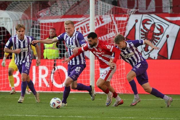 25 Niklas Wiemann Osnabrück, l and 3 Frederik Christensen Osnabrück, r fighting for the ball with 10 Tolcay Cigerci Energie Cottbus, M Football 3 Liga 2025 2026 FC Energie Cottbus VfL Osnabrück
