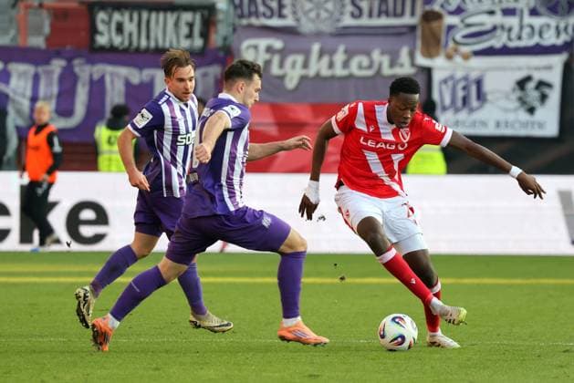 11 Robin Meißner Osnabrück, M in duel with 2 King Manu Energie Cottbus Football 3 Liga 2025 2026 FC Energie Cottbus VfL Osnabrück