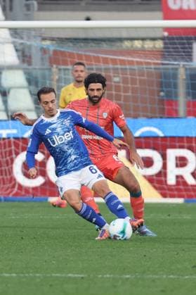 ComoÕs ComoÕs Maxence Caqueret during the Serie A soccer match between Como and Cagliari at the Giuseppe Sinigaglia stadium in Como, north Italy - November 8, 2025 - Soccer.  Copyright: xAntonioxSaiai LaPressex
