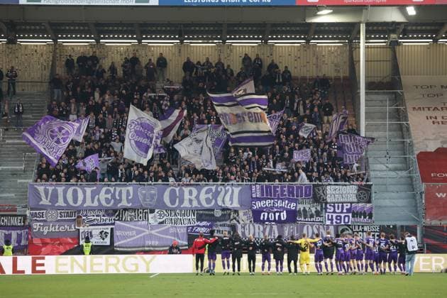 The Osnabrück players celebrate the victory with the fans Football 3 Liga 2025 2026 FC Energie Cottbus VfL Osnabrück