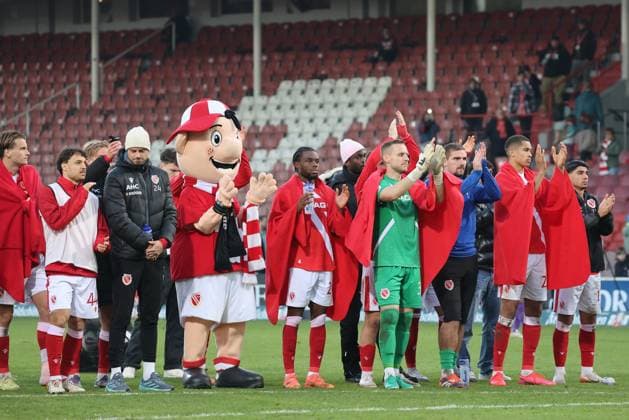 The Energie players thank the fans Football 3 Liga 2025 2026 FC Energie Cottbus VfL Osnabrück
