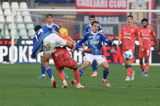 ComoÕs ComoÕs Maxence Caqueret during the Serie A soccer match between Como and Cagliari at the Giuseppe Sinigaglia stadium in Como, north Italy - November 8, 2025 - Soccer.  Copyright: xAntonioxSaiai LaPressex