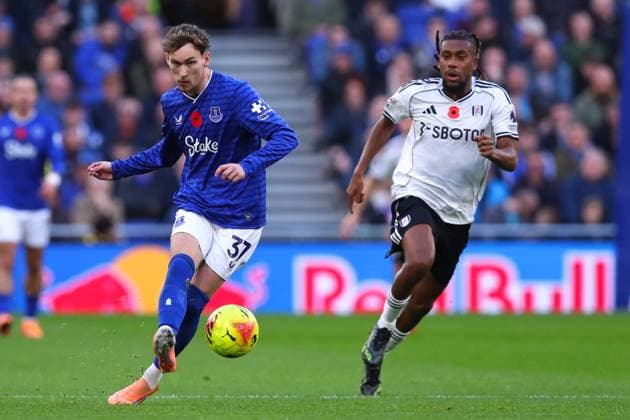 Everton v Fulham, Premier League James Garner of Everton plays the ball during the Everton v Fulham Premier League match at the Hill Dickinson Stadium, Liverpool, England on 8 November 2025 Credit: Ryan Crockett Every Second Media Editorial use only. All images are copyright Every Second Media Limited. No images may be reproduced without prior permission. All rights reserved. Premier League and Football League images are subject to licensing agreements with Football DataCo Limited. see https: www.football-dataco.com Copyright: xIMAGO EveryxSecondxMediax ESM-1660-0027 RyanxCrockettx xEveryxSecondxMediax
