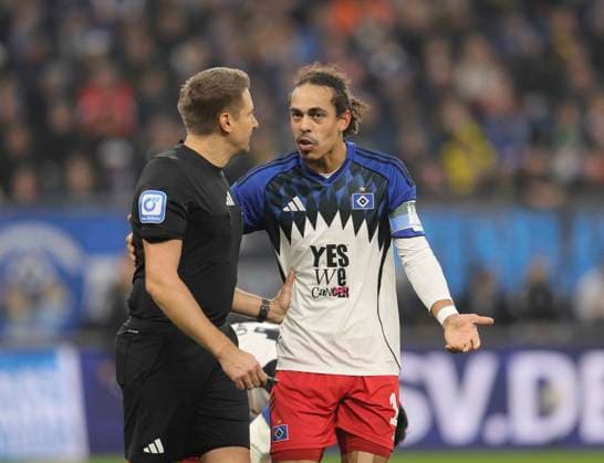 Photo Yussuf POULSEN HSV in conversation with referee Tobias Reichel , left Football 1 Liga , 10 Matchday on Sat 08 11 2025 Hamburger SV Borussia Dortmund
