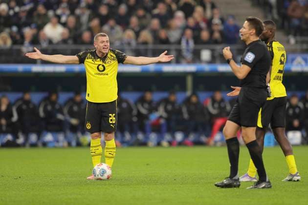 Photo excitement at Julian Ryerson left , Dortmund and referee Tobias Reichel Soccer 1 Liga , matchday 10 on Sat 08 11 2025 Hamburger SV Borussia Dortmund