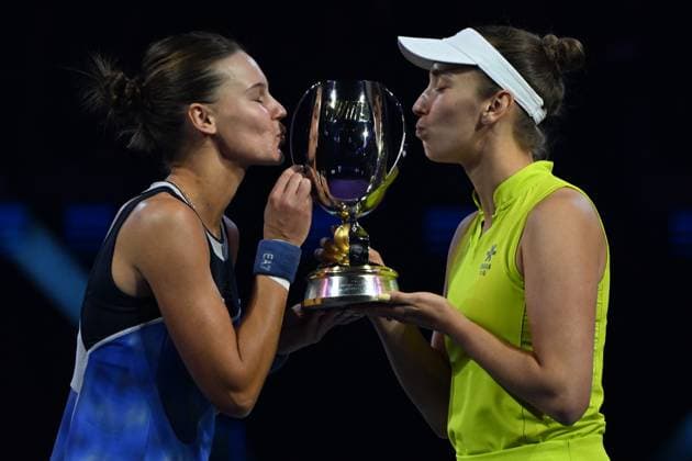 WTA, Tennis Damen Finals 2025 - Doubles Final RIYADH, SAUDI ARABIA - NOVEMBER 08: Elise Mertens (R) of Belgium and her partner Veronika Kudermetova (L) kiss the Billie Jean King Trophy after defeating Luisa Stefani (not seen) of Brazil and Timea Babos (not seen) of Hungary in the Doubles Final of the WTA Finals Riyadh, part of the Hologic WTA Tour, at King Saud University Indoor Arena in Riyadh, Saudi Arabia, on November 8, 2025. Artur Widak Anadolu Riyadh Saudi Arabia. Editorial use only. Please get in touch for any other usage.  Copyright: x2025xAnadoluxArturxWidakx