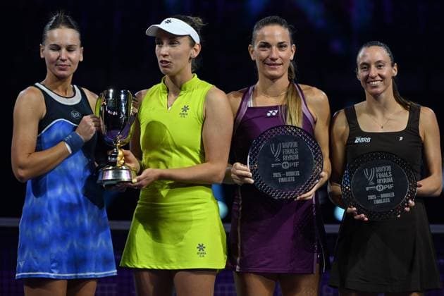 WTA, Tennis Damen Finals 2025 - Doubles Final RIYADH, SAUDI ARABIA - NOVEMBER 08: Elise Mertens (2nd L) of Belgium and her partner Veronika Kudermetova (L) hold the Billie Jean King Trophy after defeating Luisa Stefani (R) of Brazil and Timea Babos (2nd R) of Hungary in the Doubles Final of the WTA Finals Riyadh, part of the Hologic WTA Tour, at King Saud University Indoor Arena in Riyadh, Saudi Arabia, on November 8, 2025. Artur Widak Anadolu Riyadh Saudi Arabia. Editorial use only. Please get in touch for any other usage.  Copyright: x2025xAnadoluxArturxWidakx