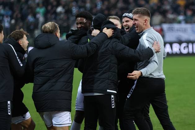 08 November 2025, Soccer, Men, Third League, 14 Matchday 3 League Season 2025 2026 FC Schweinfurt 05 TSG 1899 Hoffenheim II Schweinfurt celebrates first home win Schweinfurt Riedel Bau Arena at Sachs Stadio Bayern Unterfranken Germany