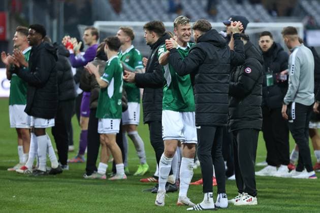 08 November 2025, Football, Men, Third League, 14 Matchday 3 League Season 2025 2026 FC Schweinfurt 05 TSG 1899 Hoffenheim II Captain Thomas Meißner FC Schweinfurt 05, 08 and his team celebrate the first home win Schweinfurt Riedel Bau Arena at Sachs Stadio Bayern Unterfranken Germany