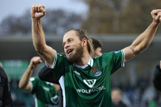 08 November 2025, Soccer, Men, Third League, 14 Matchday 3 League Season 2025 2026 FC Schweinfurt 05 TSG 1899 Hoffenheim II Goalscorer Kristian Böhnlein FC Schweinfurt 05, 13 celebrates the first home win, single photo Schweinfurt Riedel Bau Arena im Sachs Stadio Bayern Unterfranken Germany