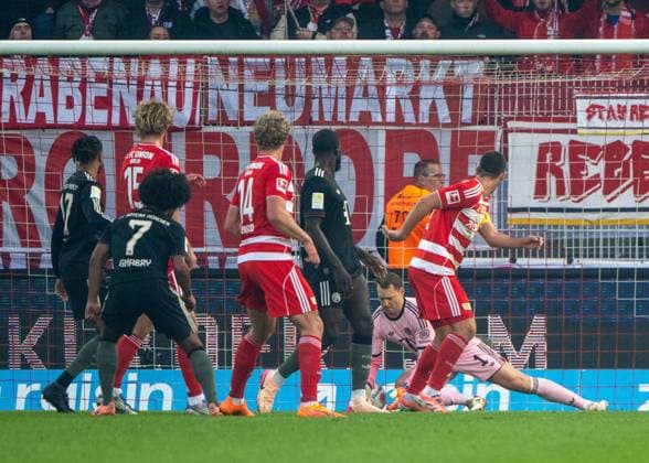 Soccer, Men, Season 2025 2026, 1 Bundesliga 10 Matchday , 1 FC Union Berlin FC Bayern Munich, Danilho Doekhi not in picture 1 FC Union scores the goal for 1 0 against goalkeeper Manuel Neuer Bayern Munich , 08 11 2025, Copyright: xMatthiasxKochx