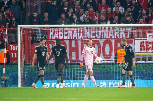 Soccer, Men, Season 2025 2026, 1 Bundesliga 10 Matchday , 1 FC Union Berlin FC Bayern Munich, f l Josip Stanisic Bayern Munich , Dayot Upamecano Bayern Munich , Goalkeeper Manuel Neuer Bayern Munich , Konrad Laimer Bayern Munich after conceding the1 0 goal, 08 11 2025, Copyright: xMatthiasxKochx