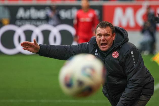 Coach Uwe Koschinat Rot Weiss Essen is upset about the way his team played during the match FC Ingolstadt 04 vs Rot Weiss Essen soccer on 08 11 2025, DFB regulations prohibit any use of photographs as image sequences and or quasi video GER, Football, 3 Liga, Matchday 14, 1 FC Ingolstadt vs Rot Weiss Essen, Soccer, 08 11 2025, Audi Sportpark Ingolstadt Copyright: xEibner-Pressefoto OliverxSTRISCHx EP-OSH