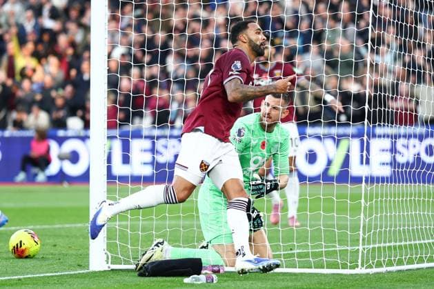 Callum Wilson of West Ham United celebrates after scoring a goal (1-1) West Ham United v Burnley, Premier League, Football, London Stadium, London, UK - 08 Nov 2025London London Stadium United Kingdom EDITORIAL USE ONLY No use with unauthorised audio, video, data, fixture lists, club league logos or live services. Online in-match use limited to 120 images, no video emulation. No use in betting, games or single club league player publications. Copyright: xSimonxDael Shutterstockx 15701686aq
